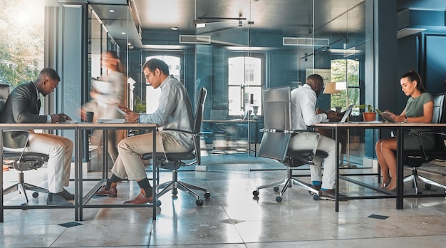 Coworking-Space-Büro und Sharing-Desk am Unternehmensarbeitsplatz Diversity-Effizienz und moderne Arbeitsumgebung für integrative Unternehmen Start-up und Bewegungsunschärfe schneller und beschäftigter Mitarbeiter