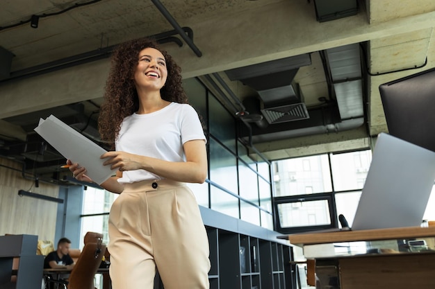 Coworking y trabajo en concepto de oficina con mujer joven