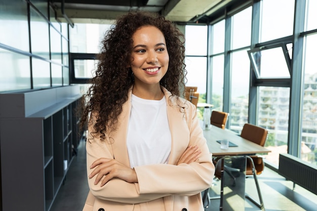 Coworking y trabajo en concepto de oficina con mujer joven