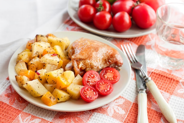 Coxa de frango assada com batatas assadas e enfeite de abóbora