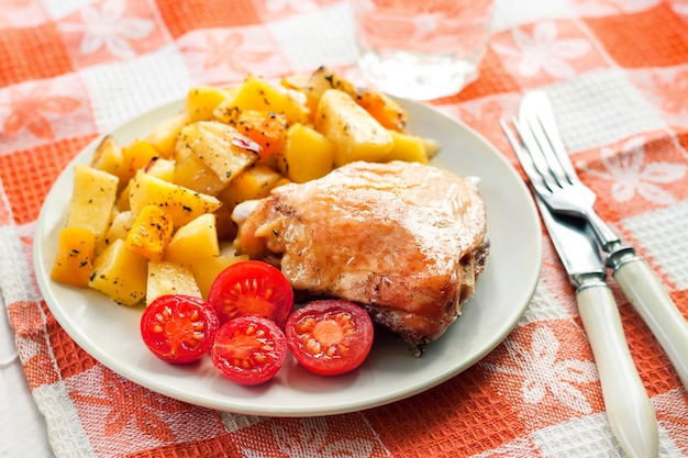 Foto coxa de frango assada com batatas assadas e enfeite de abóbora