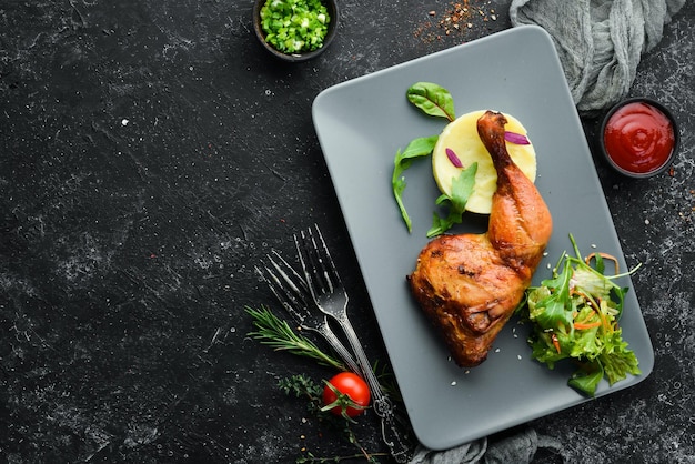 Coxa de frango assada com purê de batatas Vista superior Espaço livre para o seu texto