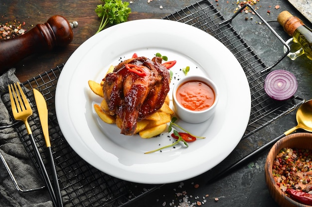 Coxa de frango assada em molho de mel com batatas Prato de restaurante Menu Vista superior