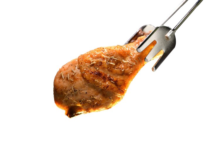 Foto coxa de frango assada grelhada isolada no branco