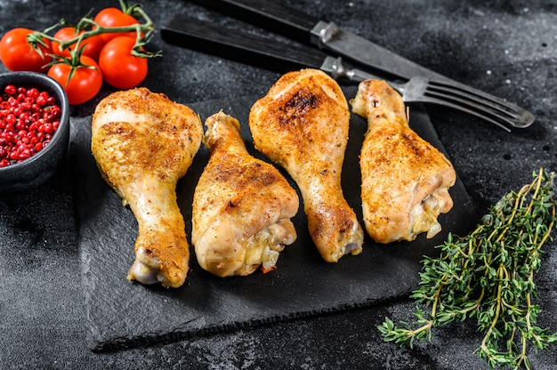 Coxa de frango assada perto de tomates