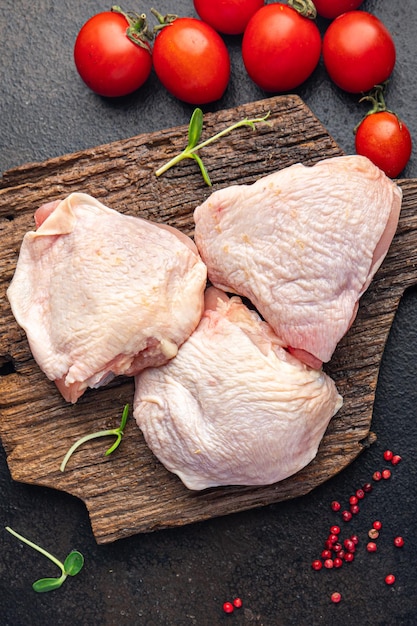 Foto coxa de frango aves de capoeira carne crua porção saudável refeição saudável comida dieta lanche na mesa espaço para texto