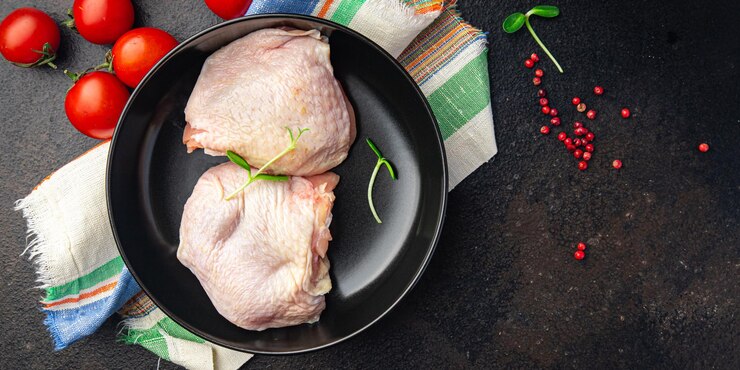 Foto coxa de frango crua carne de aves porção fresca refeição saudável comida dieta lanche em cima da mesa