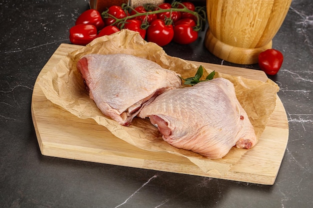 Coxa de frango crua para cozinhar