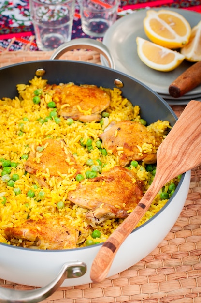 Coxa de frango e arroz com ervilhas verdes