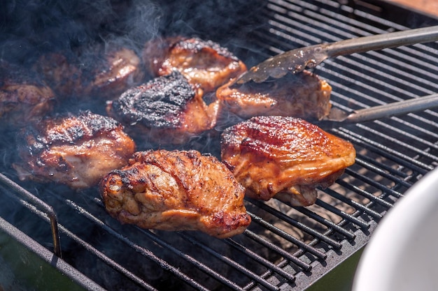 Coxa de frango grelhado na grelha em chamas