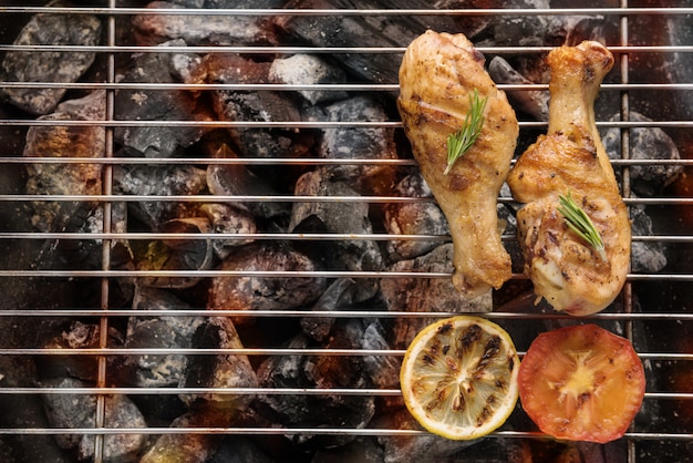 Coxa de frango grelhado sobre chamas em um churrasco