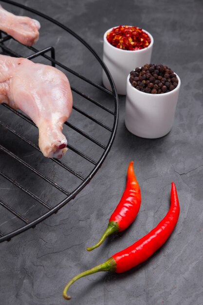 Coxa de frango inteira crua sem pele disposta em uma grelha