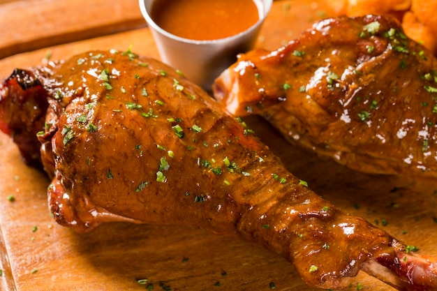 Coxa de pato com cebola à milanesa e frita