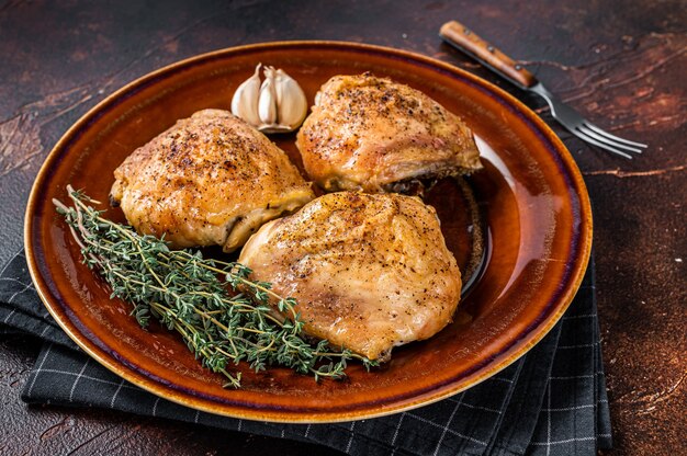 Coxas de frango assado com especiarias em um prato. Vista do topo.