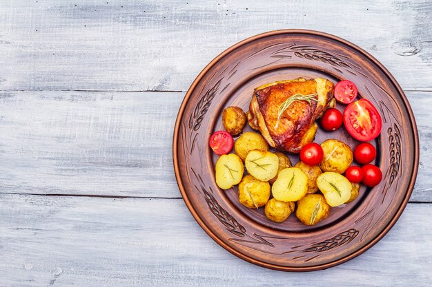 Coxas de frango assado e batatas bebê