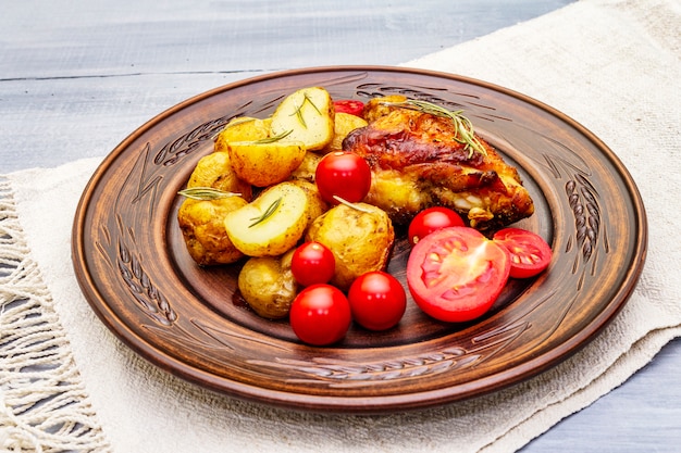 Coxas de frango assado e batatas bebê