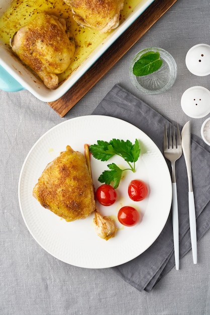 Coxas de frango com tomate e alho