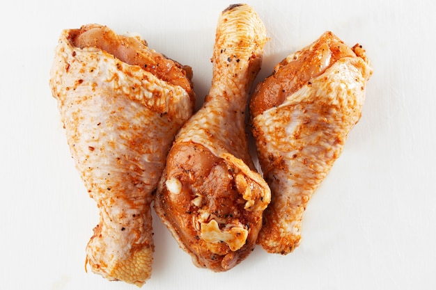 Coxas de frango cru em branco