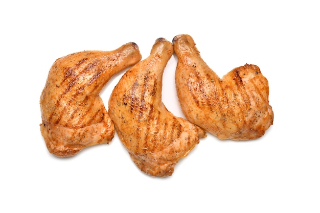 Coxas de frango grelhado isoladas em superfície branca