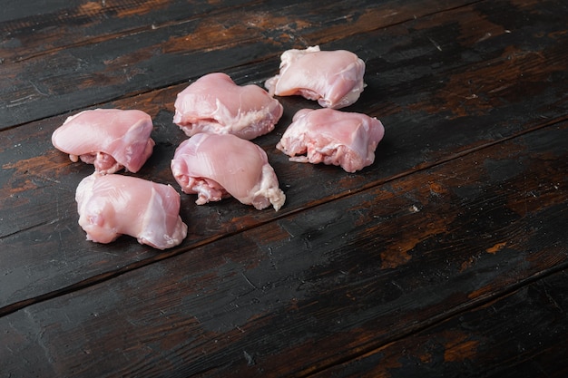 Coxas de frango orgânico em mesa de madeira