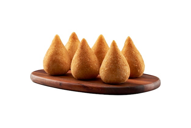 Foto coxinha bocadillo tradicional brasileño relleno de pollo y frito aislado de fondo blanco