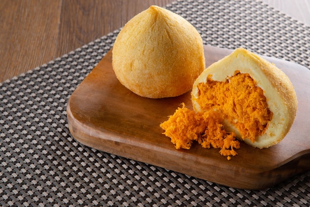 Coxinha, bocadillo tradicional de la cocina brasileña relleno de pollo.