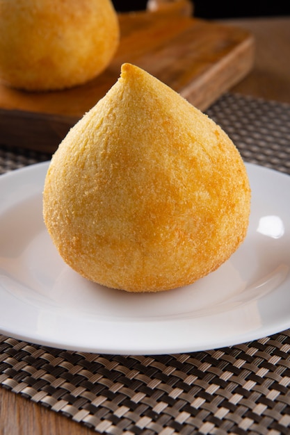 Coxinha, bocadillo tradicional de la cocina brasileña relleno de pollo.