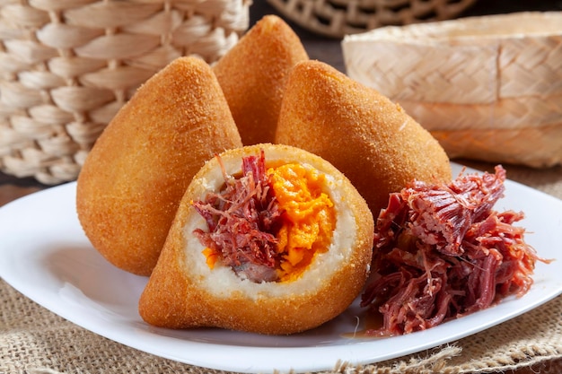 Coxinha con cecina de res y queso cheddar