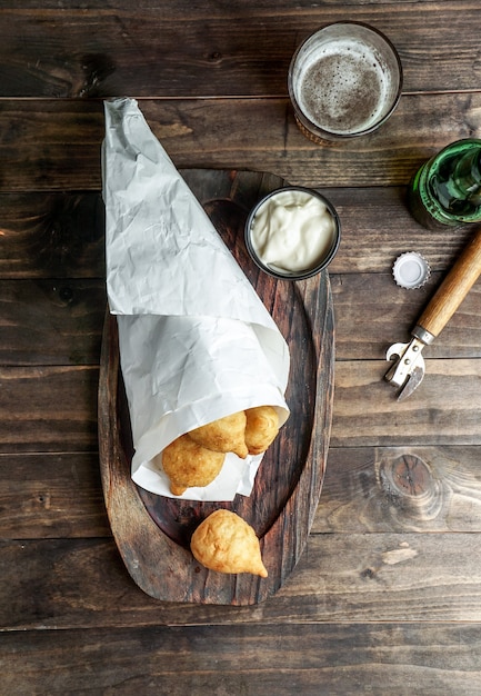 Foto coxinha - comida popular en brasil que consiste en carne de pollo picada o desmenuzada cubierta con masa