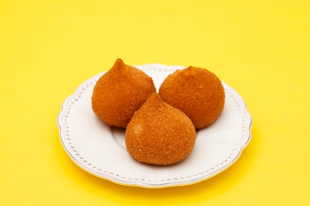 Coxinha de frango frita tradicional brasileira em um prato pequeno