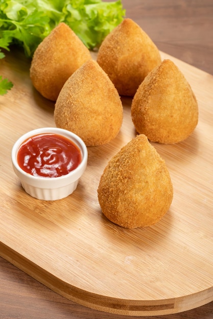 Foto coxinha de frango lanche tradicional brasileiro