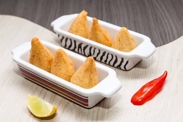 Coxinha de frango - mini lanche brasileiro de frango frito