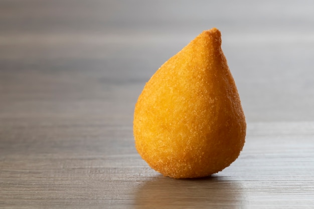 Coxinha de frango, petisco brasileiro.