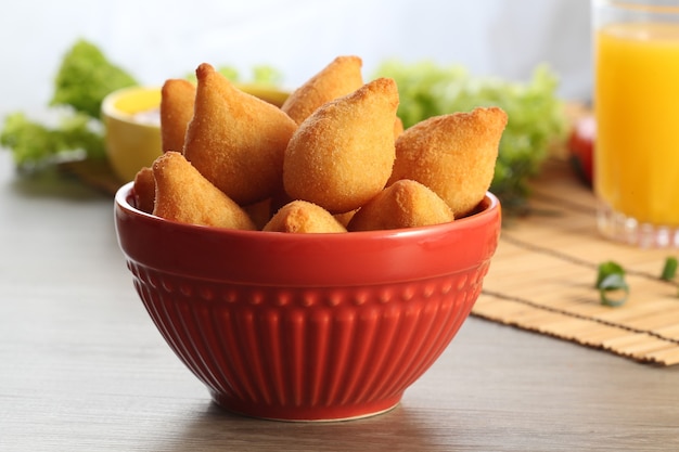 Foto coxinha de frango, petisco brasileiro.