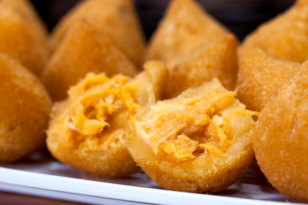 Coxinha de frango, petisco brasileiro