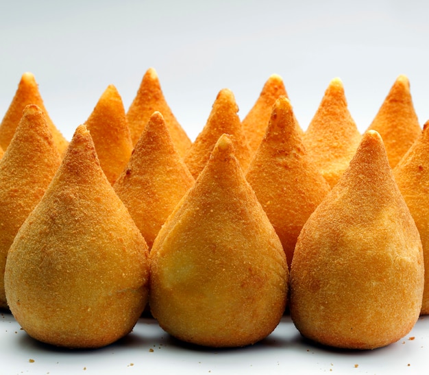 Coxinha de frango, petisco brasileiro