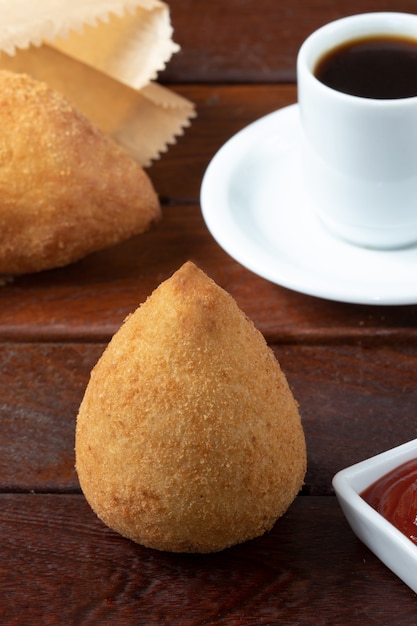 Foto coxinha de frango, tradicional petisco brasileiro.