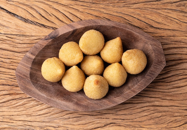 Coxinha es un bocadillo brasileño típico de pollo relleno.