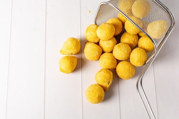 coxinha frita tradicional sobre la mesa, también algunas bolas de queso