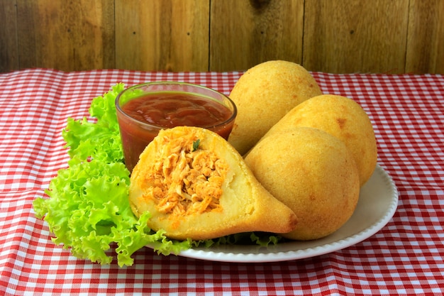 Coxinha im Teller, traditionelle brasilianische Küchensnacks gefüllt mit Huhn