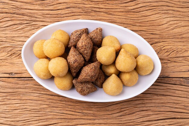 Foto coxinha kibbeh y bolas de queso son bocadillos típicos de brasil