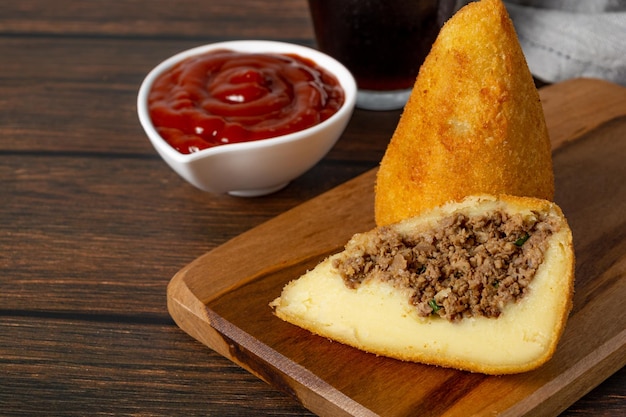 coxinha, lanche frito brasileiro cortado ao meio