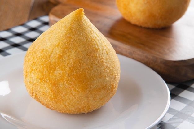 Coxinha, petisco tradicional da culinária brasileira recheado com frango.