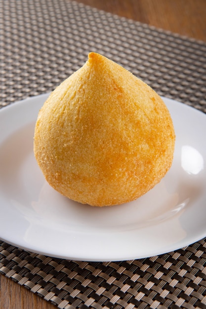 Coxinha, petisco tradicional da culinária brasileira recheado com frango.