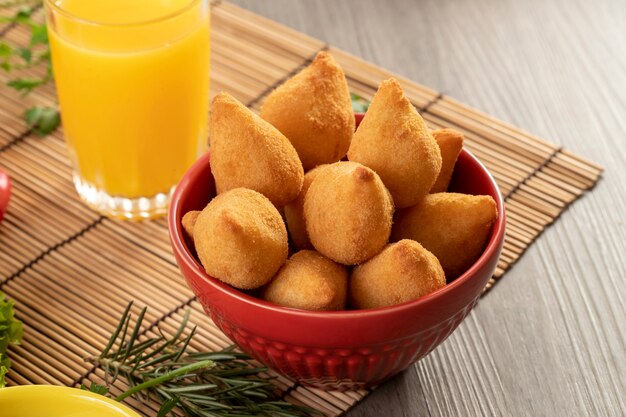 Foto coxinha de pollo, snack brasileño.