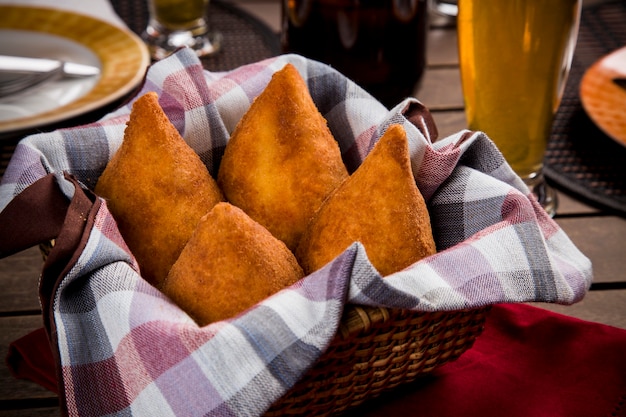 Coxinha, un snack brasileño, con barra en el espacio.