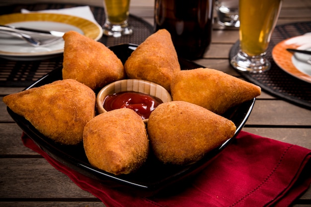 Coxinha, un snack brasileño, con barra.