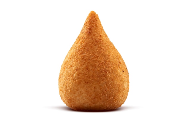 Foto coxinha, tradicional petisco brasileiro, recheado com frango e frito. isolado no fundo branco.