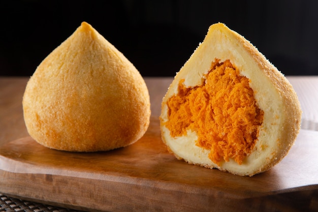 Coxinha, traditioneller Snack der brasilianischen Küche, gefüllt mit Hühnchen.