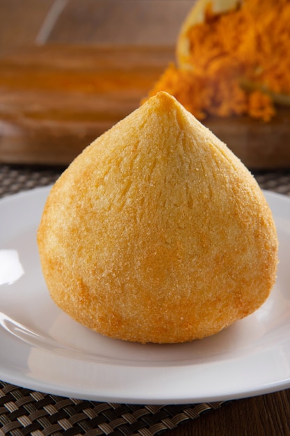 Coxinha, traditioneller Snack der brasilianischen Küche, gefüllt mit Hühnchen.